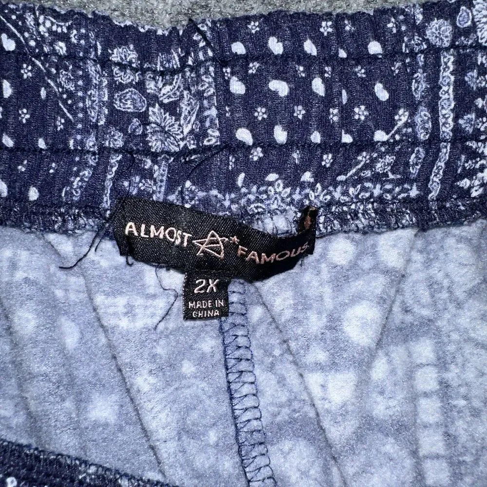 Almost‎ Famous Shorts Women's Size 2X Elastic Waist Stretch Fleece Pockets